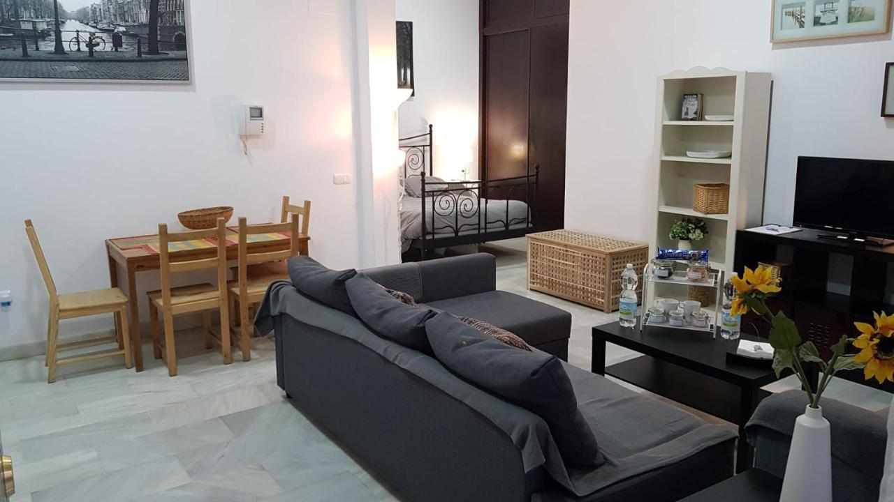 Apartment J&e Center *